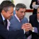 El candidato a Gobernador Rolando Figueroa, extiende la mano al intendente de Centenario, Javier Bertoldi.
