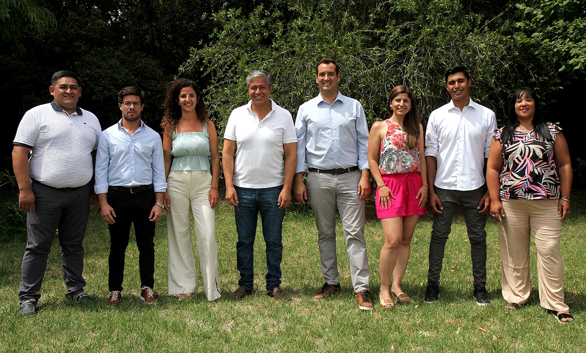 Rolando Figueroa y Lucas Castelli junto a un grupo de dirigentes de Avanzar Neuquén.