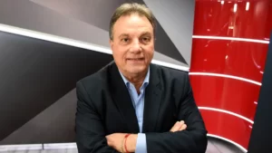 El conductor radial Carlos Eguía, en un estudio de televisión de la provincia de Neuquén.