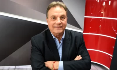 El conductor radial Carlos Eguía, en un estudio de televisión de la provincia de Neuquén.