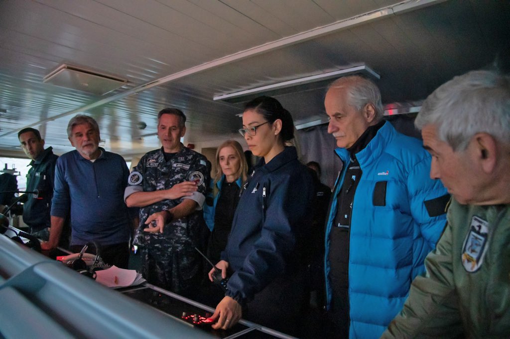 Daniel Filmus y Jorge Taiana a bordo del Irizar, durante una visita a la Base Petrel de la Antártida Argentina.
