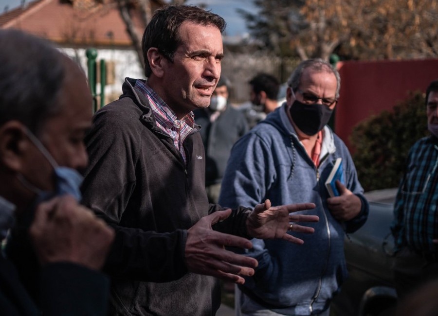 El candidato a Gobernador de Juntos por el Cambio de Neuquén, Pablo Cervi, mientras comparte una charla con vecinos.