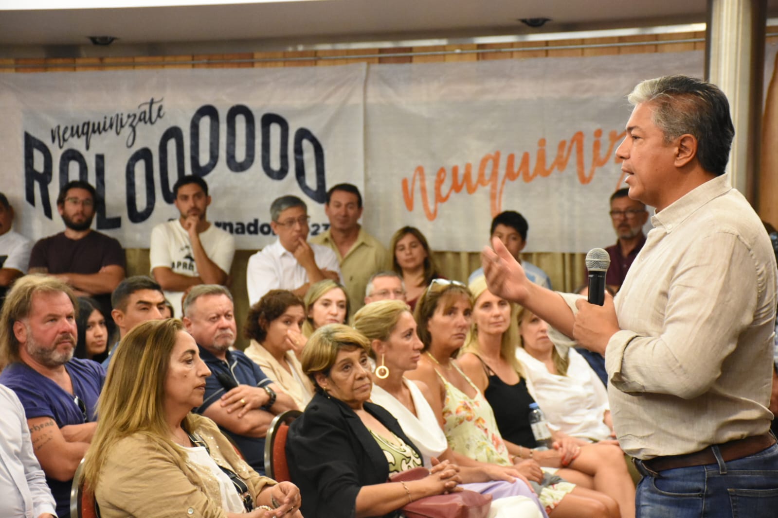El candidato a Gobernador de Neuquén, Rolando Figueroa, hablándole a sus militantes en un acto en San Martín de los Andes.