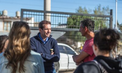 El candidato a Gobernador Pablo Cervi, conversando en la calle junto a vecinos de Neuquén.