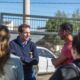 El candidato a Gobernador Pablo Cervi, conversando en la calle junto a vecinos de Neuquén.