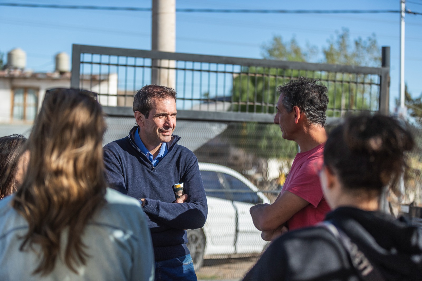 El candidato a Gobernador Pablo Cervi, conversando en la calle junto a vecinos de Neuquén.