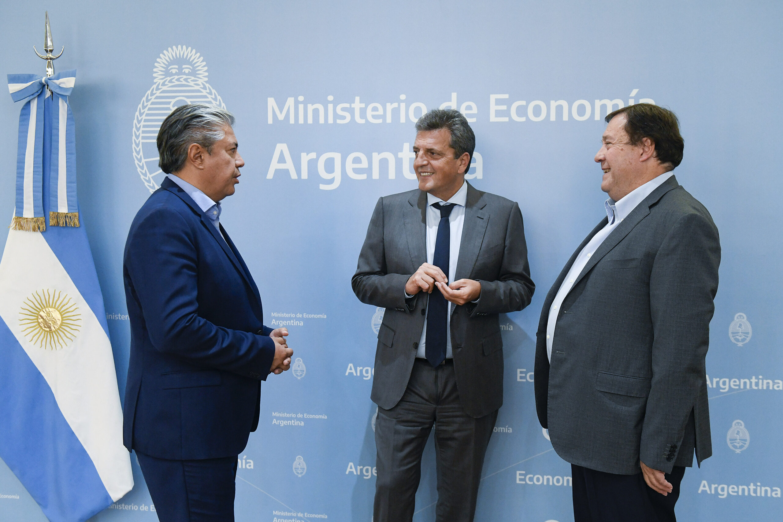 Rolando Figueroa, junto a Sergio Massa y Alberto Weretilneck.