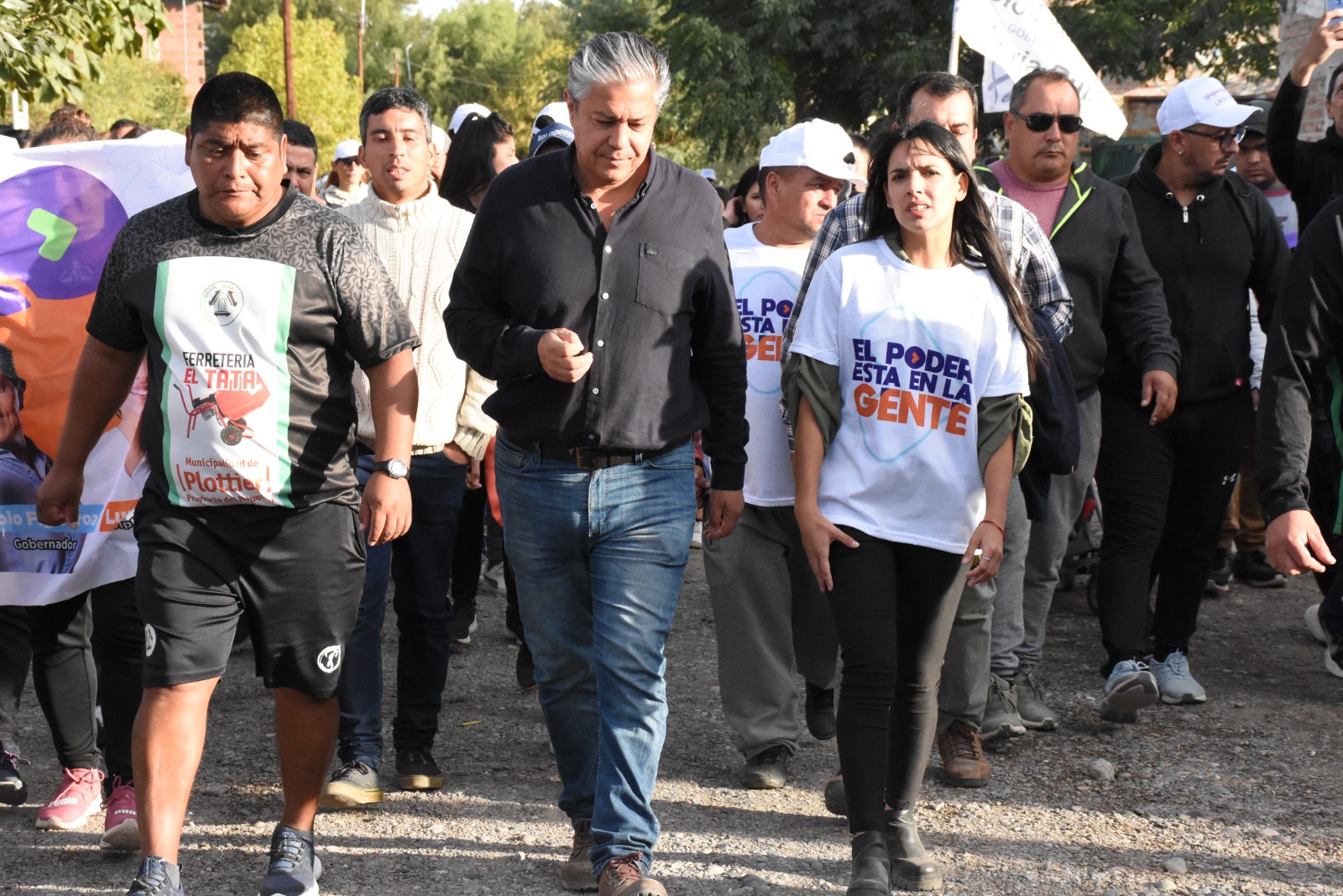 El candidato a Gobernador Rolando Figueroa, durante una caminata en la localidad de Plottier, provincia de Neuquén.