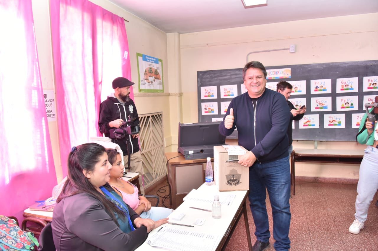 El intendente Mariano Gaido, emitiendo su voto en las elecciones generales del 2023.