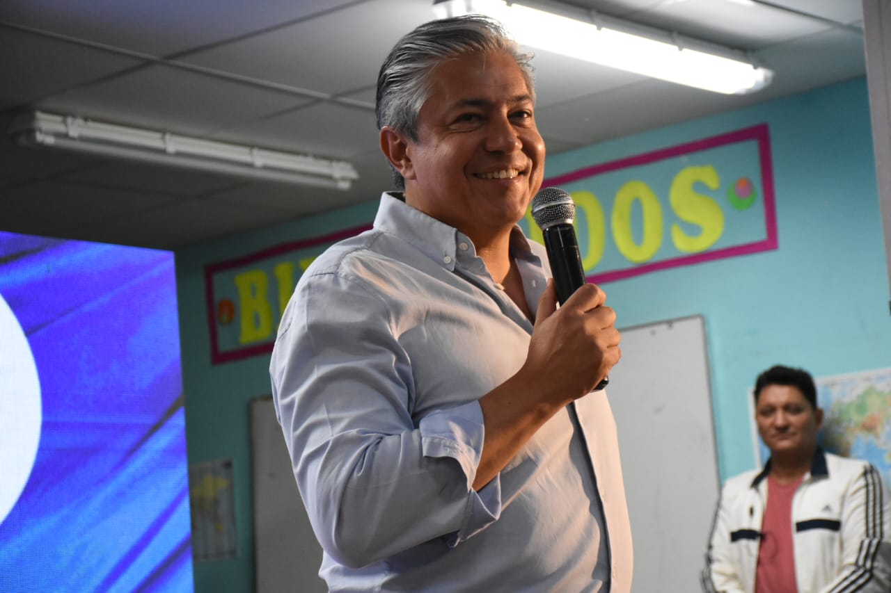 El candidato a Gobernador, Rolando Figueroa, durante un acto en la localidad de Centenario.