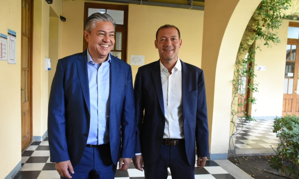 El gobernador Omar Gutiérrez y el gobernador electo Rolando Figueroa, en la casa de Gobierno tras la primera reunión del proceso de transición.