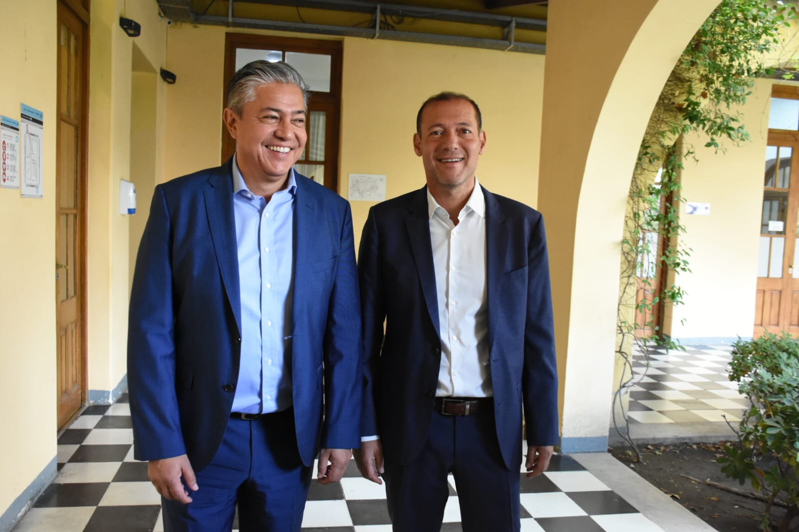 El gobernador Omar Gutiérrez y el gobernador electo Rolando Figueroa, en la casa de Gobierno tras la primera reunión del proceso de transición.