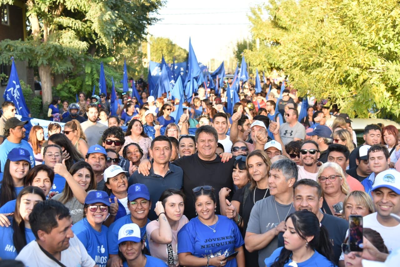 Mariano Gaido y Marcos Koopman rodeados de militantes del Movimiento Popular Neuquino, durante una caminata en el Oeste capitalino.