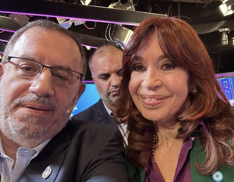 Carlos Maslatón y Cristina Kirchner en una selfie tomada en los estudios de C5N.