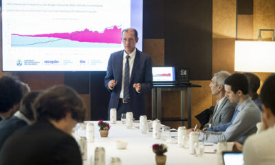 El gobernador de Neuquén, Omar Gutiérrez, exponiendo ante un grupo de inversores durante un evento organizado por Balanz Capital.