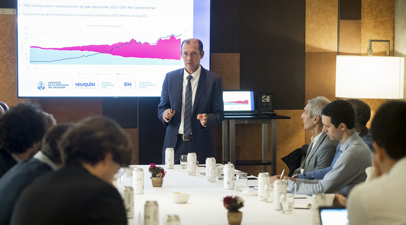 El gobernador de Neuquén, Omar Gutiérrez, exponiendo ante un grupo de inversores durante un evento organizado por Balanz Capital.