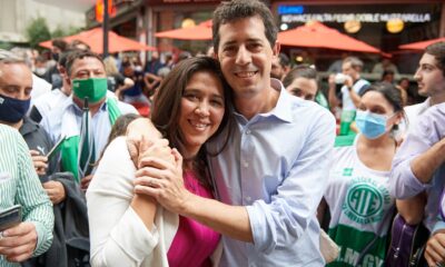 Wado de Pedro y Victoria Montenegro, abrazados durante un acto en defensa de los Derechos Humanos.