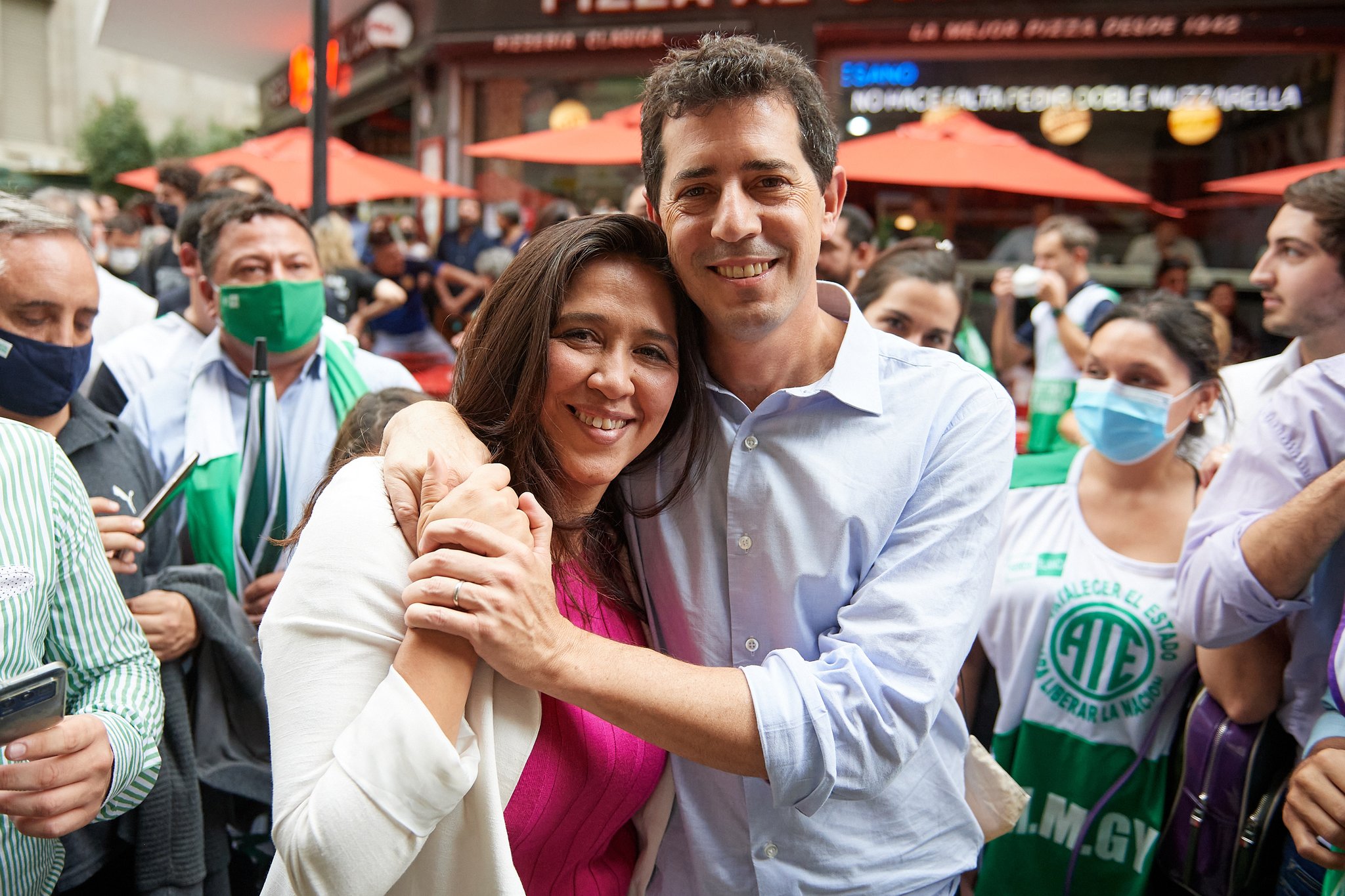 Wado de Pedro y Victoria Montenegro, abrazados durante un acto en defensa de los Derechos Humanos.