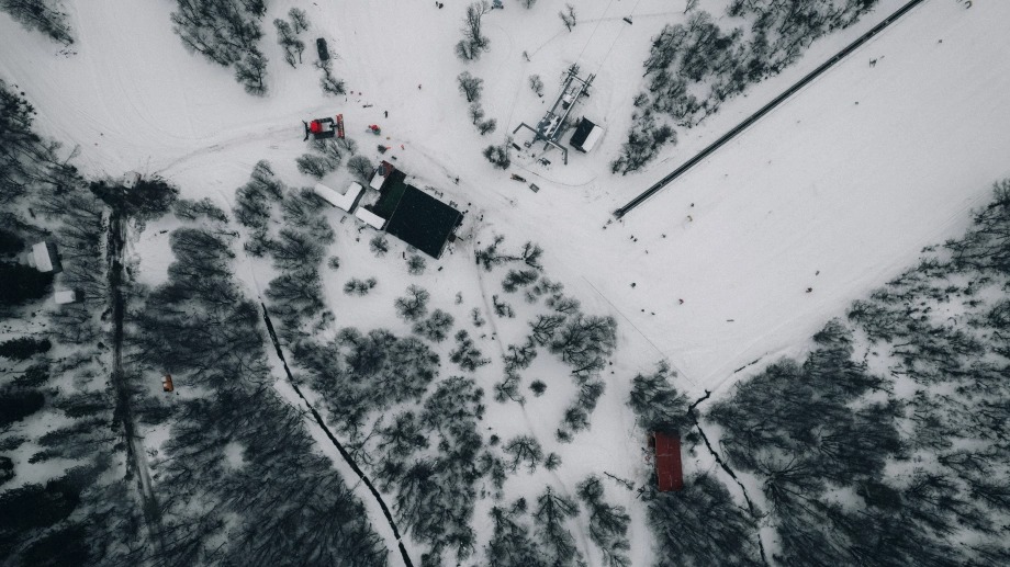 Vista área del centro invernal de Lago Hermoso totalmente cubierto de nieve.