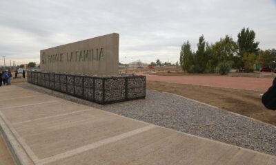 Un muro de piedra y concreto con la inscripción "La Familia" ubicado sobre el Parque lineal.