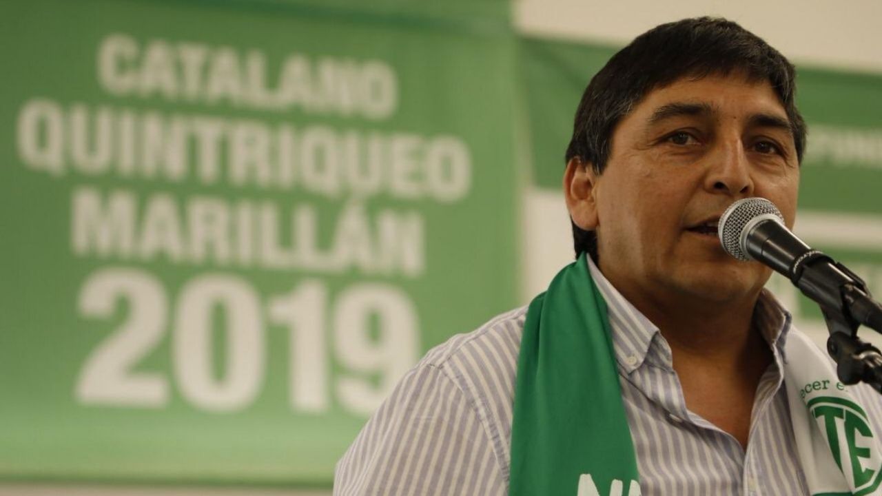 El Secretario General de ATE de Neuquén, Carlos Quintriqueo, brindando un discurso durante un acto del sindicato.