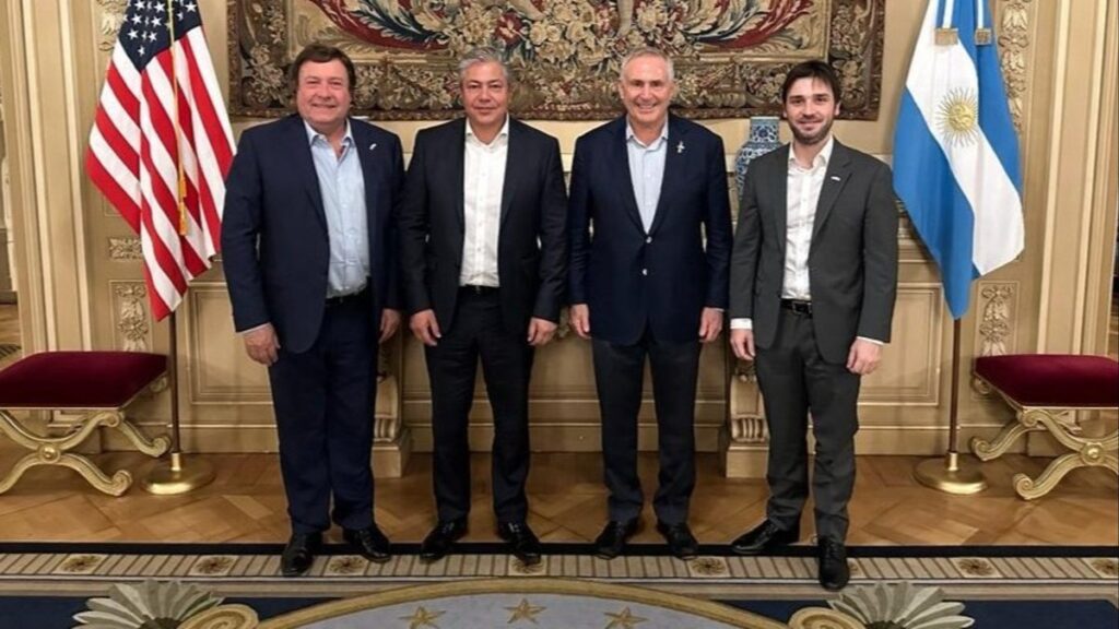Los Gobernadores de Río Negro, Neuquén y Chubut, posan para la foto en la embajada de Estados Unidos junto a Marck Stanley
