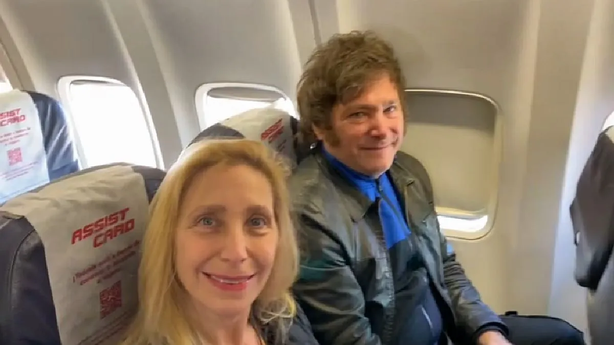 Javier Milei, sentado en un avión junto a su hermana Karina.