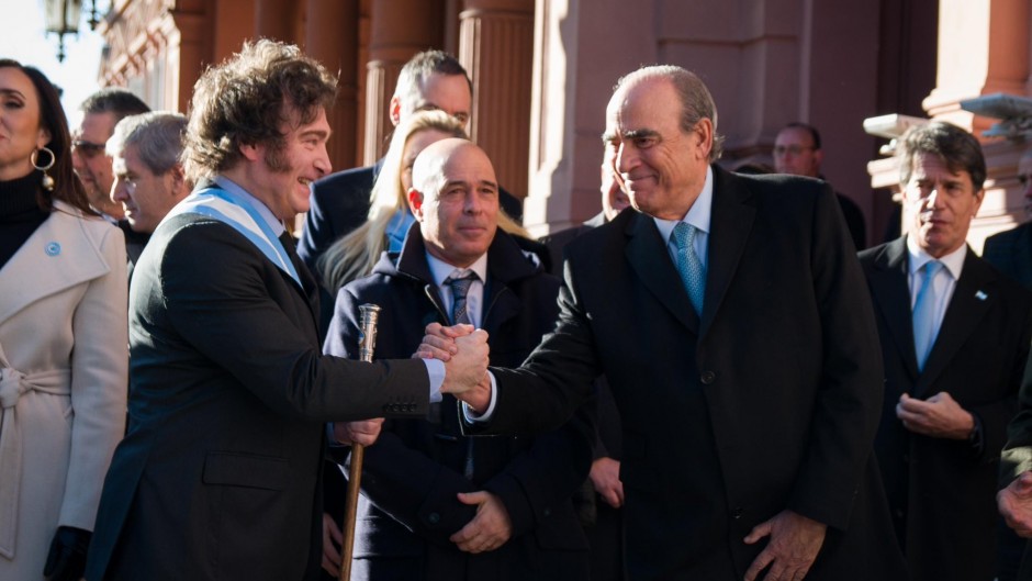 A la derecha, Nicolás Posse se asoma a mirar el saludo entre Javier Milei y Guillermo Francos.