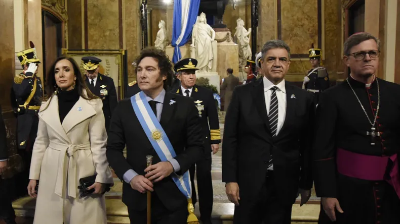 La vicepresidenta Victoria Villarruel, el presidente Javier Milei y el jefe de Gobierno de CABA, Jorge Macri, junto al arzobispo de la Ciudad de Buenos Aires Joirge García Cuerva, durante el tradicional tedeum del 25 de mayo, en la Catedral Metropolitana.