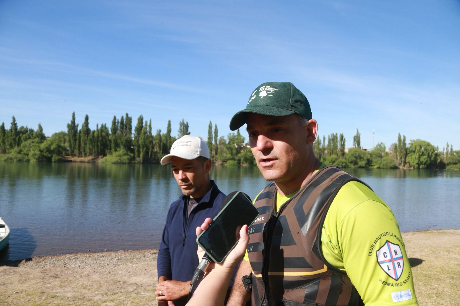 Agentes de la municipalidad de Neuquén toman muestras de la calidad del agua del Río Limay,en el marco de los preparativos para la temporada balnearia.