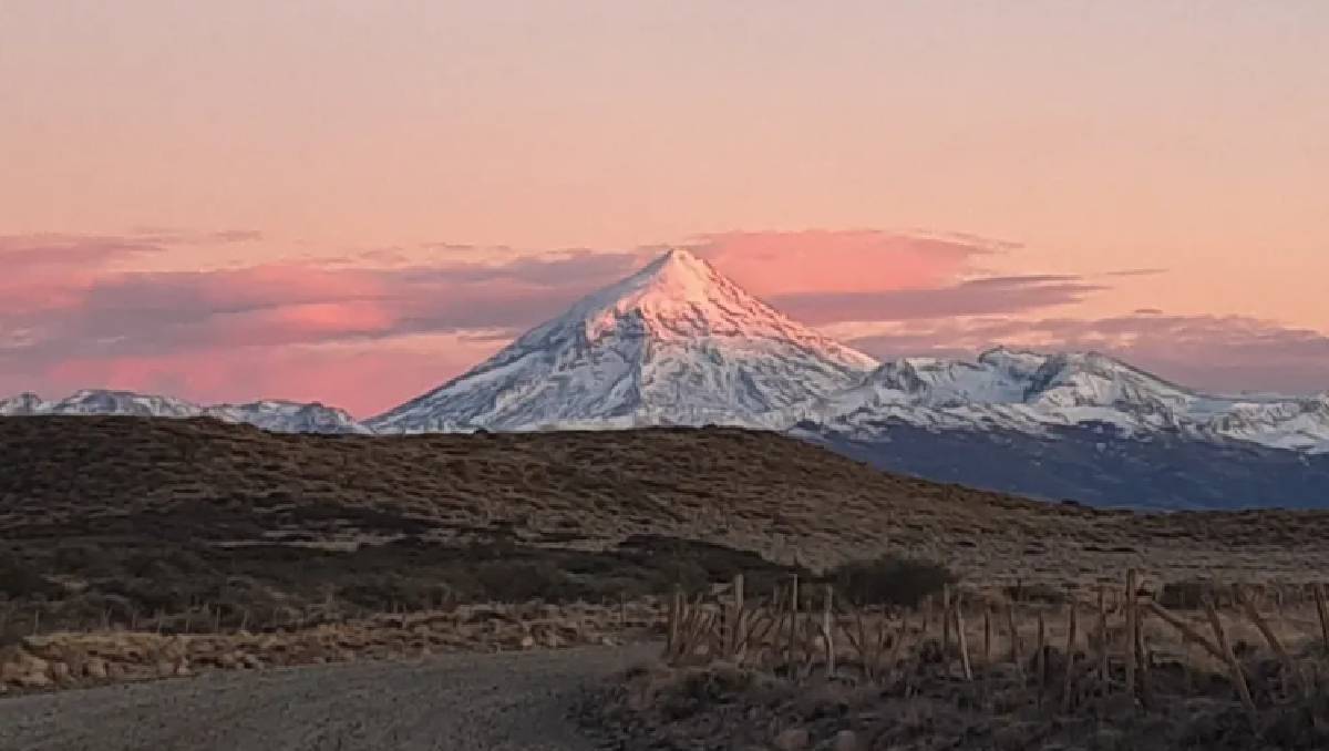 En la ruta 61 el volcán Lanín de ve "de todos lados". Quedó afuera del plan de 600 kilómetros.