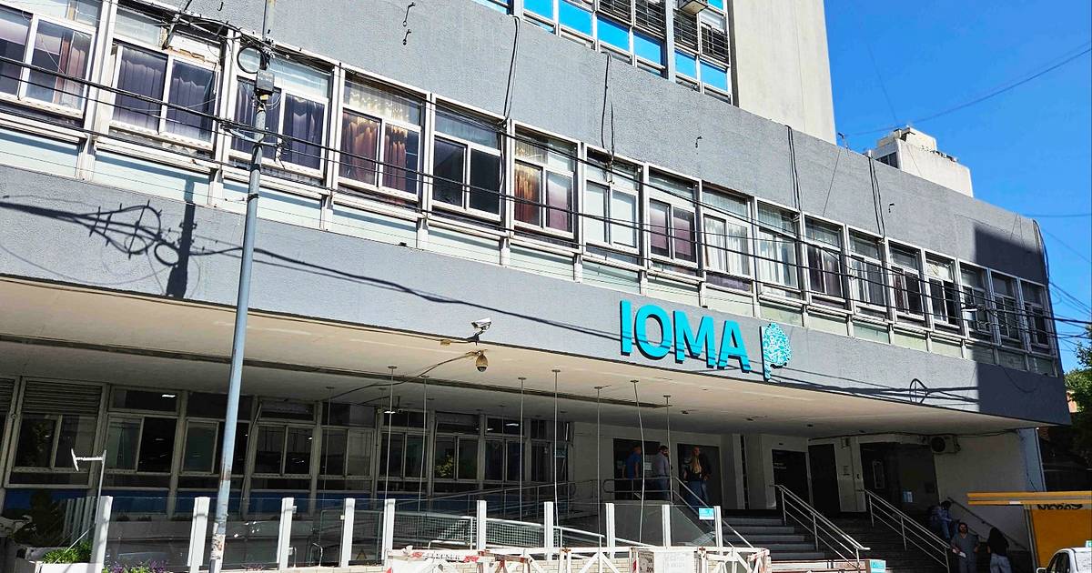 Familias con discapacidad acampan frente a IOMA en La Plata