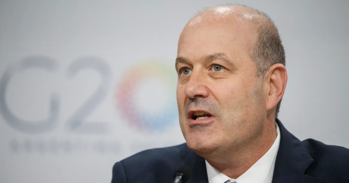 Sturzenegger reconoce caída del empleo formal en Argentina
