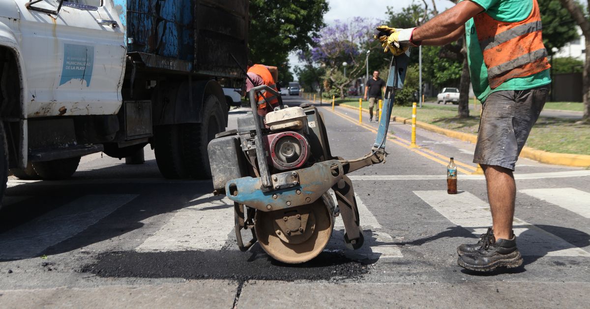 La Plata: obras de asfalto en tres barrios este viernes