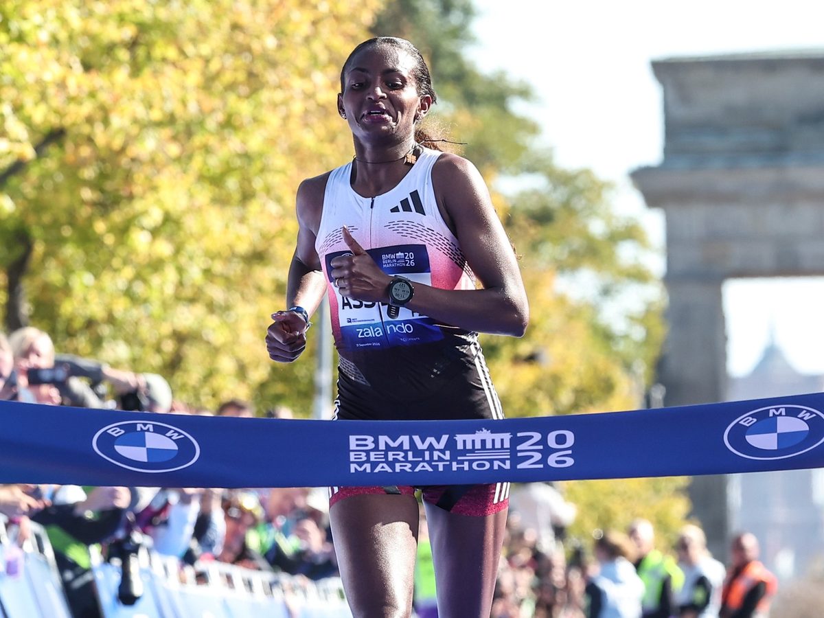 Tigist Assefa bate récord mundial en maratón de Berlín